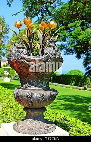 Das Bouquet des goldenen Tulpen in der Vase dekoriert die Bahai Garten, Haifa, Israel Stockfoto
