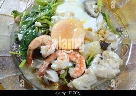 Gebratene große Nudel in schwarz Sojasauce mit Garnelen und Chicken gravy Soße rühren Stockfoto