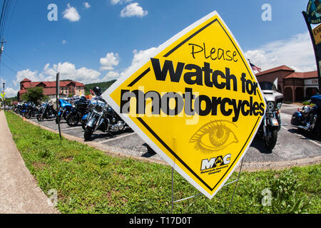 Ein Zeichen Warnung Menschen für Motorräder anschauen, vor einer Reihe von Motorrädern, die in einem Parkplatz auf einer Veranstaltung in Helen GA geparkt am 2. Juni 2018 sitzt. Stockfoto