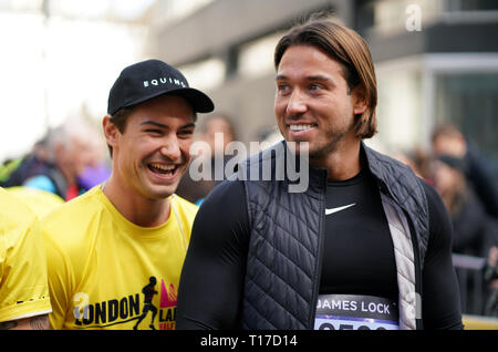 Frankie Foster (links) und James Lock während der 2019 Londoner Sehenswürdigkeiten Halbmarathon. Stockfoto