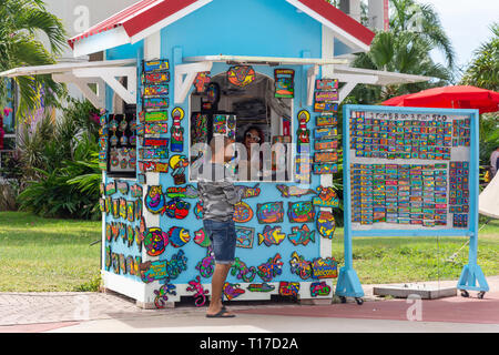 Souvenir Magnete und Zeichen Kiosk am Hafen Point Village cruise Port Terminal, Philipsburg, St. Maarten, St. Martin, Kleine Antillen, Karibik Stockfoto