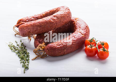 Essen, nationale Küche und köstliche Konzept - in der Nähe der traditionellen Kasachischen Pferd Fleisch Wurst mit Tomaten und Kreuzkümmel Stockfoto