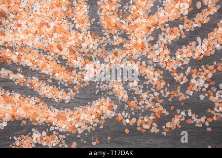 Viele Stücke von pink Himalaya Salzkristalle flatlay am grauen Stein Stockfoto