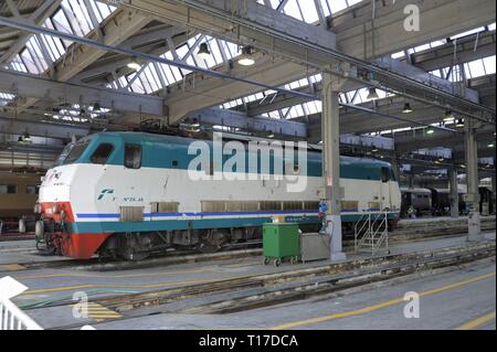 Italien, Stiftung FS Italiane, Tag der offenen Tür in den Werkstätten der der Quadra Rialzo" Milano Centrale Bahnhof, wo die historischen Züge bewahrt und wiederhergestellt werden anlässlich der FAI Frühlingstage. Stockfoto