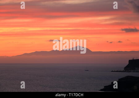 Sonnenuntergang über der Kanarischen Inseln, Ansicht von Gran Canaria nach Teneriffa, El Teide Vulkan in Spanien Stockfoto