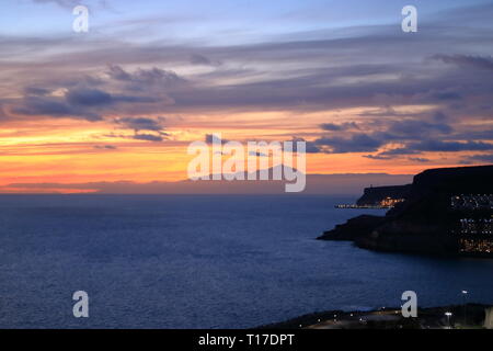 Sonnenuntergang über der Kanarischen Inseln, Ansicht von Gran Canaria nach Teneriffa, El Teide Vulkan in Spanien Stockfoto
