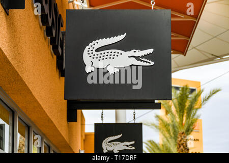 LAS VEGAS, NV, USA - Februar 2019: Schild über dem Eingang zum Lascoste store in der Simon Premium Outlets nördlich von Las Vegas. Stockfoto