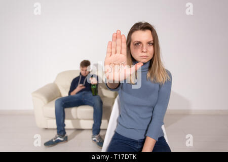 Menschen, häusliche Gewalt und Missbrauch Konzept - Frau zeigt Stop missbrauchen Schild über Hintergrund des Menschen Stockfoto