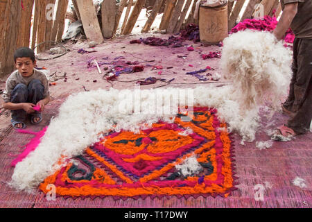 Filzherstellung ist ein kulturelles und traditionelles Handwerk in der Autonomen Region Xinjiang, China. Stockfoto