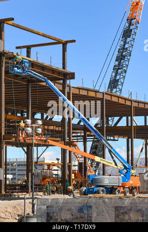 LAS VEGAS, Nevada, USA - Februar 2019: Ein "Cherry Picker ' Hydraulische Hebebühne verwendet werden oben in Stahl Arbeiten auf der Baustelle zu erreichen. Stockfoto