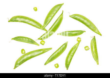 Menge ganze grüne Zucker snap pea Pods mit Erbsen flatlay auf weißem Hintergrund Stockfoto