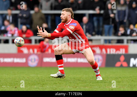 Salford Red Devils' Jackson Hastings fällt die Kugel während der Betfred Super League Match am AJ Bell Stadium, Salford. Stockfoto