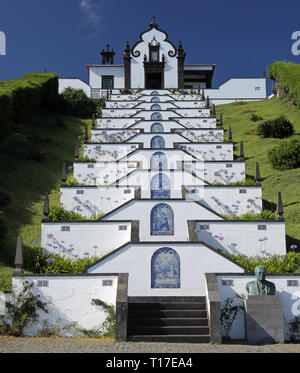 Kirche' Ermida De Nossa Senhora da Paz" auf Sao Miguel in der Nähe von Vila Franca do Campo (Azoren) Stockfoto