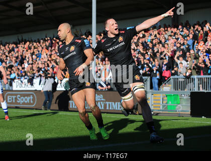 Exeter Häuptlinge' Jonny Hill (rechts) feiert mit Olly Woodburn, nach Woodburn Kerben ein versuchen Sie, während der gallagher Premiership Match am sandigen Park, Exeter. Stockfoto