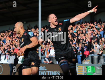 Exeter Häuptlinge' Jonny Hill (rechts) feiert mit Olly Woodburn, nach Woodburn Kerben ein versuchen Sie, während der gallagher Premiership Match am sandigen Park, Exeter. Stockfoto