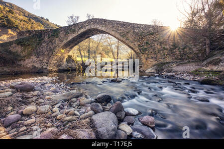 Ehemalige genuesische Steinbrücke über die schnell fließenden Tartagine Fluss in Piana in der Balagne Korsika Stockfoto