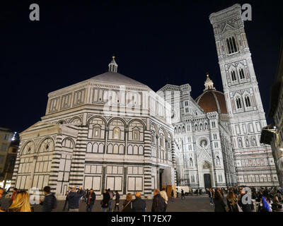 Nacht Blick auf das Baptisterium des Heiligen Johannes, die Kathedrale Santa Maria dei Fiori (Duomo) und Giottos Glockenturm Stockfoto