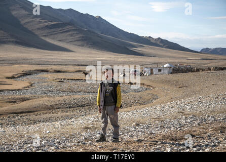 Bayan Ulgii, Mongolei, 30. September 2015: Mongolische kasachischen Nomadenjungen außerhalb seines Hauses in der westlichen Mongolei Stockfoto