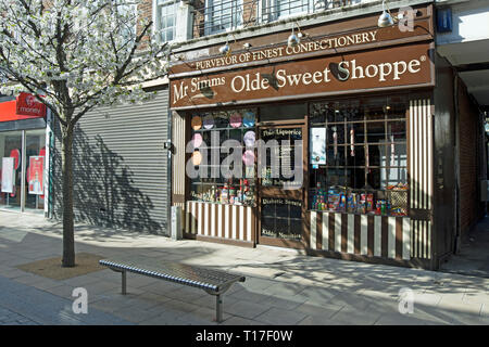 Herr simms Olde sweet Shoppe, Verkauf von Süßigkeiten und Süßwaren in Kingston upon Thames, Surrey, England Stockfoto