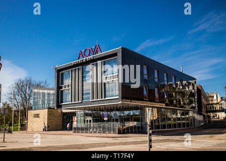 Rakvere, Tartu/Estland-06 Mai 2018: Rakvere AQVA Spa und Hotel im Frühjahr im Freien, blauer Himmel. Stockfoto