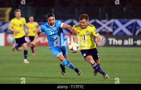 Von San Marino Manuel Battistini (links) und Schottland's Ryan Fraser Kampf um den Ball während der UEFA EURO 2020 Qualifikation, Gruppe, die ich im Stadion San Marino, Serravalle übereinstimmen. Stockfoto