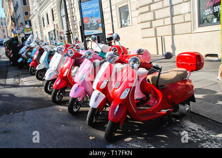 Rom, Italien, 8. Juli 2014: Zwei Motorroller Vespa auf der alten Straße in Rom, Italien geparkt Stockfoto