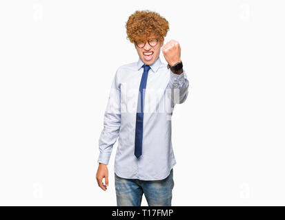 Junge gut aussehender Geschäftsmann mit Afro Brille verärgert und wütend die Faust frustriert und wütend, während Schreien vor Wut. Wut und aggressiven Stockfoto