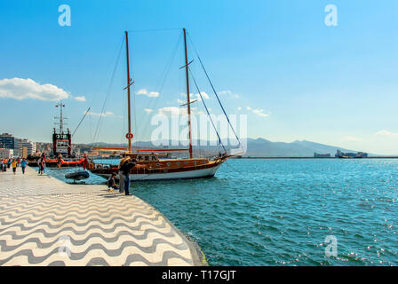 Izmir, Türkei, 23. Mai 2008: Segelboot auf Pasaport Stockfoto