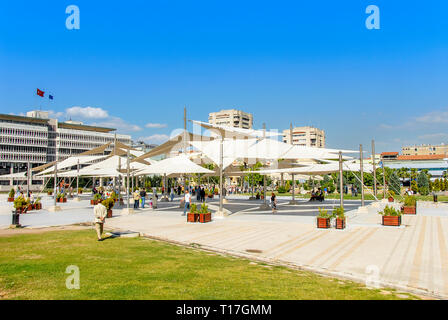 Izmir, Türkei, 23. Mai 2008: Menschen bei Konak Square Stockfoto