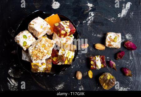 Türkische Köstlichkeiten mit Pistazien und Rose Blume Top View Stockfoto