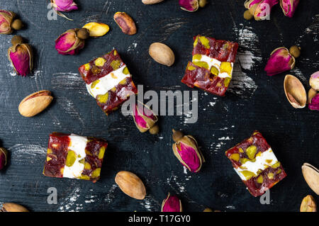 Türkische Köstlichkeiten mit Pistazien und Rose Blume Top View Stockfoto