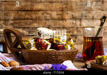 Türkische Köstlichkeiten mit Pistazien und arabischen Kaffee Stockfoto