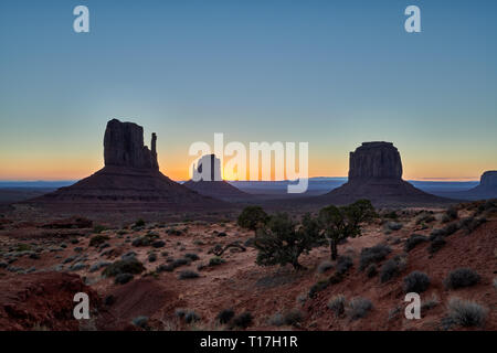 Sonnenaufgang über dem Monument Valley, die Handschuhe, Arizona, USA, Nordamerika Stockfoto