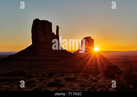 Sonnenaufgang über dem Monument Valley, die Handschuhe, Arizona, USA, Nordamerika Stockfoto
