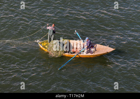 Ismailia, Ägypten - November 5, 2017: Fischer in hölzernen Bootes Fische fangen Net auf der Neuen Suez Kanal, Ismailia, Ägypten, Afrika. Stockfoto