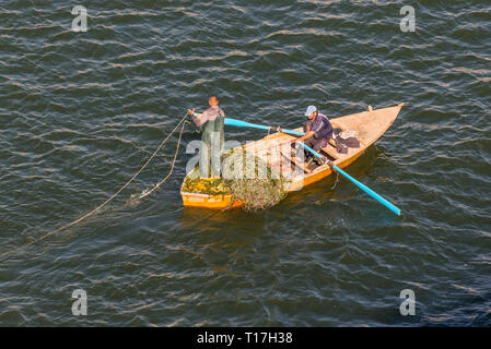 Ismailia, Ägypten - November 5, 2017: Fischer in hölzernen Bootes Fische fangen Net auf der Neuen Suez Kanal, Ismailia, Ägypten, Afrika. Stockfoto