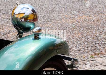 Flügel, Rad und Scheinwerfer von einem Oldtimer 1932 in Fortaleza de Sao Tiago in Funchal geparkt. Stockfoto