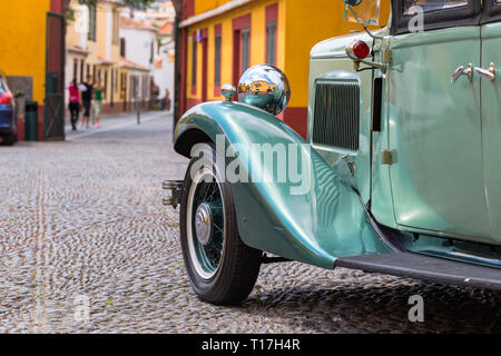 Flügel, Rad und Scheinwerfer von einem Oldtimer 1932 in Fortaleza de Sao Tiago in Funchal geparkt. Stockfoto