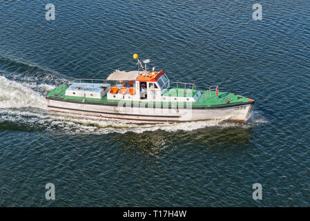 Ismailia, Ägypten - November 5, 2017: Pilot Boot Escorts ein Schiff in den Suezkanal in Ägypten, Afrika. Stockfoto