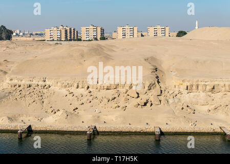 Ismailia, Ägypten - November 5, 2017: Wohngebäude am Ufer des Suezkanals in Ägypten, Afrika. Stockfoto