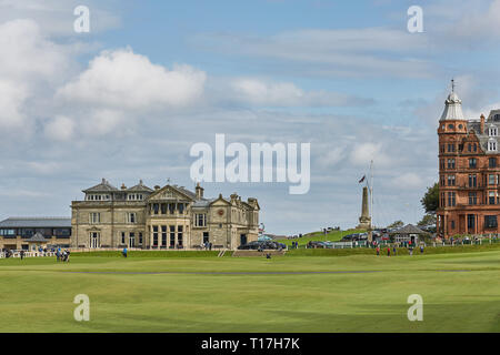 ST. ANDREWS, FIFE, SCHOTTLAND - September 5, 2017: St. Andrews Clubhouse und Golfplatz des Royal & Ancient, in denen Golf im Jahre 1754 gegründet wurde, betrachten Stockfoto