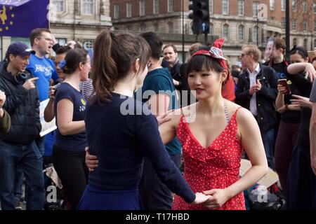 Mädchen tanzen auf der Artikel Widerrufen 50 Bleiben Kundgebung in London - Schwingen für Bleiben Stockfoto