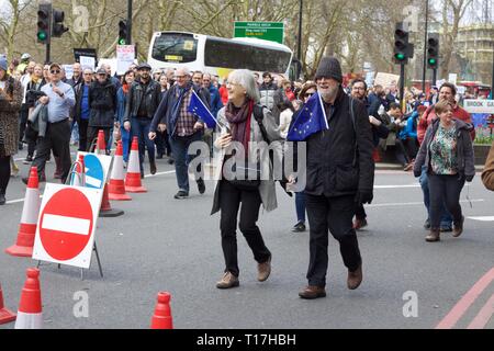 Zwei grauen Haaren remainers in der Abstimmung März entlang der Park Lane mit europäischen Flaggen Stockfoto