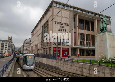 Straßenbahn kommen bis Rampe von unterirdischen Abschnitt neben dem Theater des Arts in Rouen, Seine-Maritime, Frankreich. Stockfoto
