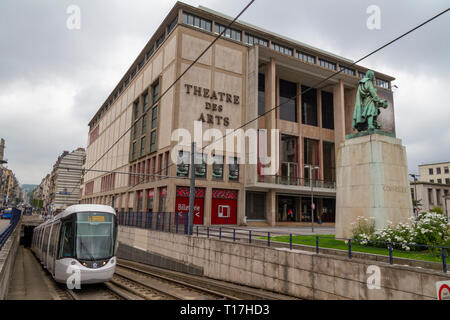 Straßenbahn kommen bis Rampe von unterirdischen Abschnitt neben dem Theater des Arts in Rouen, Seine-Maritime, Frankreich. Stockfoto