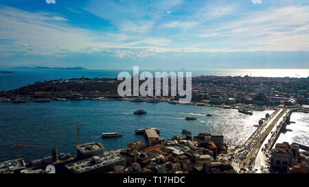 Wunderbare Panoramablick auf Istanbul in der Abenddämmerung über das Goldene Horn. Stockfoto