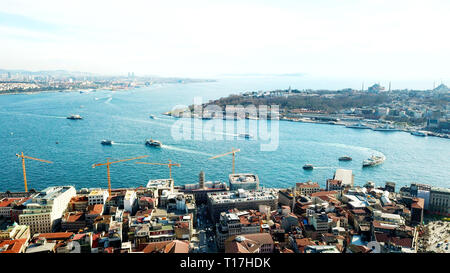 Wunderbare Panoramablick auf Istanbul in der Abenddämmerung über das Goldene Horn. Stockfoto