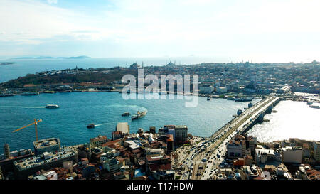 Wunderbare Panoramablick auf Istanbul in der Abenddämmerung über das Goldene Horn. Stockfoto