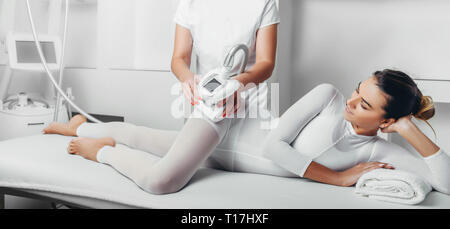 Schöne Frau mit LPG-Massage für das Entfernen von Cellulite auf Körper. cellulite Behandlung im Beauty Klinik Stockfoto