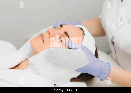 Frauen, die Gesichtsbehandlung im Beauty Salon. Peeling Stockfoto